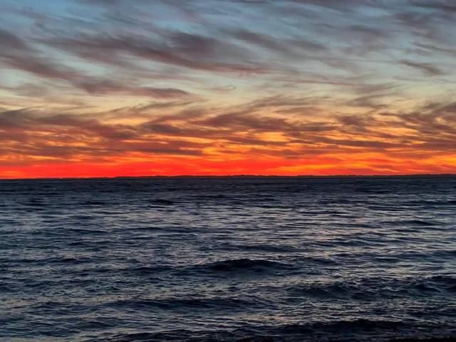 Cielo encendido sobre el lago