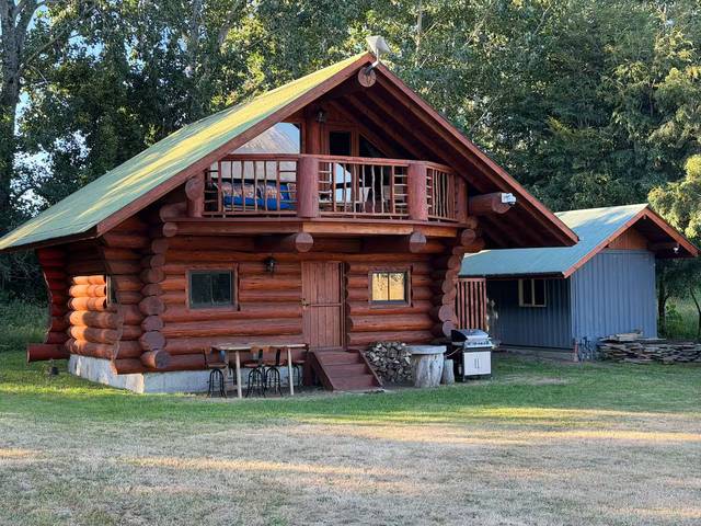 La Cabin: cabaña de troncos de dos pisos con balcón, terraza y parrilla