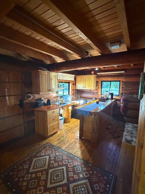 Cocina equipada con mesón de madera