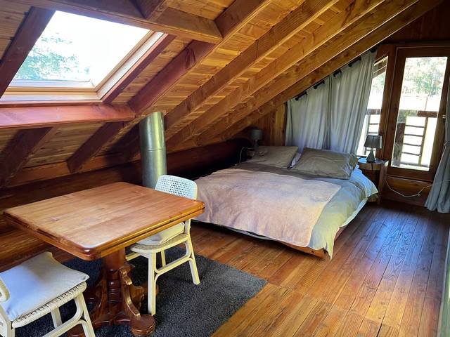 Dormitorio principal con cama matrimonial y salida al balcón