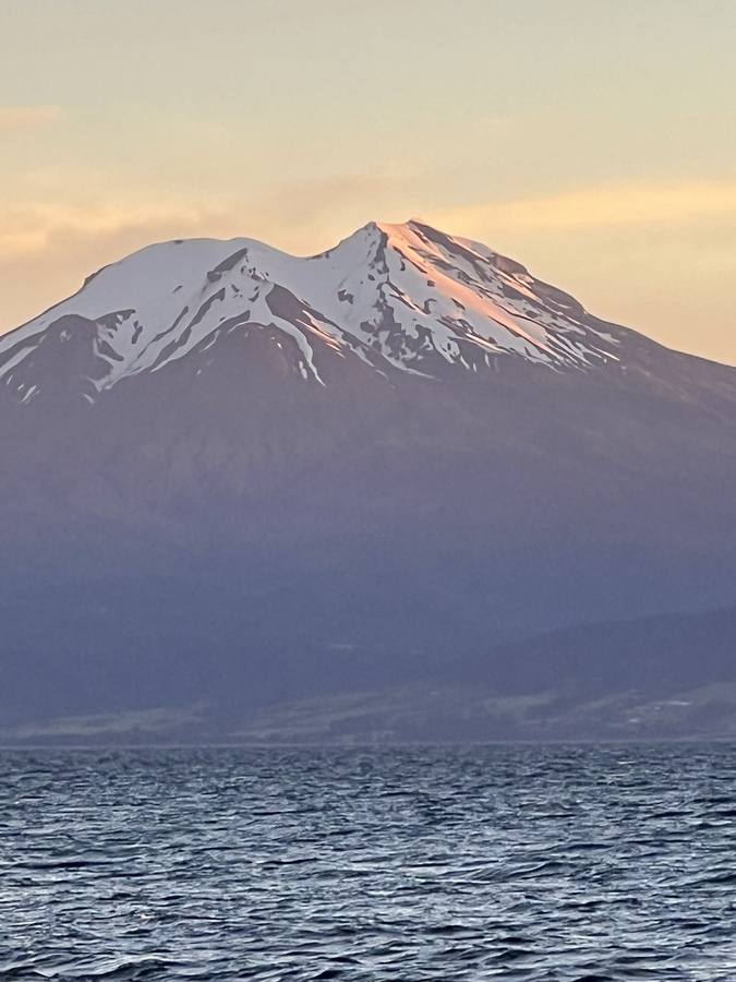 El Calbuco al atardecer sobre el lago