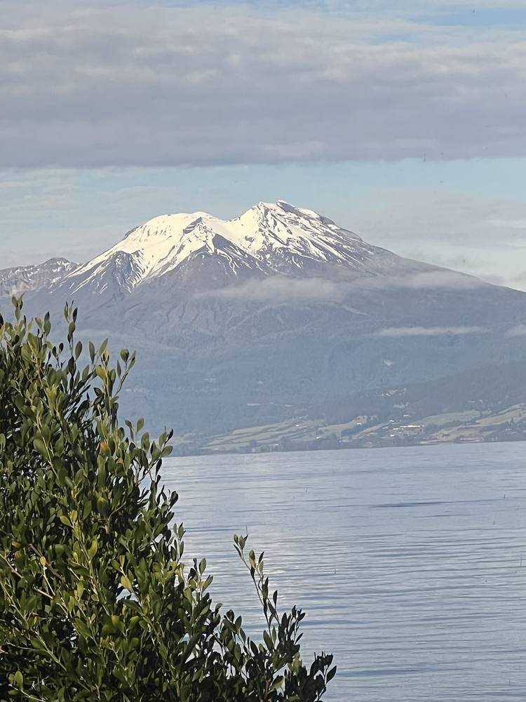 El volcán Calbuco nevado, al otro lado del lago