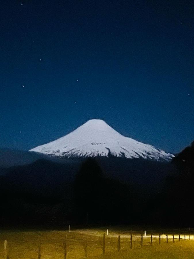 El Osorno nevado de noche bajo un cielo estrellado