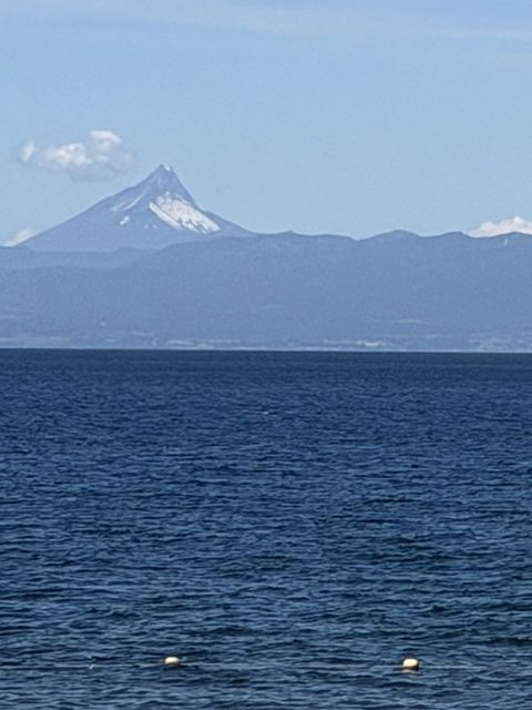 La aguja nevada del volcán Puntiagudo sobre la cordillera, vista desde el lago